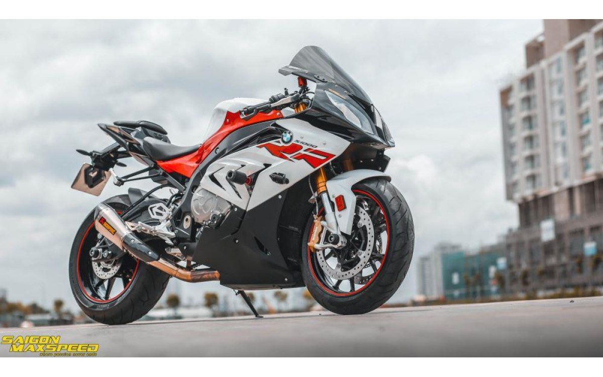 BMW S1000RR vẻ đẹp nguy&ecirc;n thủy dưới ống k&iacute;nh nghệ thuật